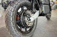Nahaufnahme des großen Reifens und des Bremssystems eines Motorrads.