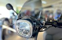 Nahaufnahme des Scheinwerfers und des Lenkerbereichs eines E-Bikes.