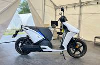 Seitenansicht des weißen elektrischen Scooters RAY 7.7 in einem Verkaufsraum.