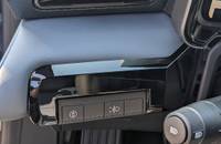 Mittelkonsole und Lüftungsschlitze des Innenraums eines Elektrofahrzeugs.