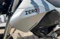 Silberne Frontverkleidung eines Motorrads mit der Aufschrift ZERO FXE.