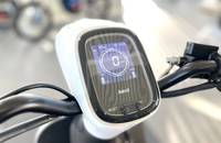 Nahaufnahme des digitalen Displays eines E-Bikes, das Geschwindigkeit, Kilometerstand und Akkustand anzeigt.