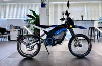 Seitenansicht des blauen E-Motorrads VMOTO ON-R in einem Showroom.