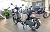 Elektroroller XKP in Grau, präsentiert in einem hellen Autohaus.