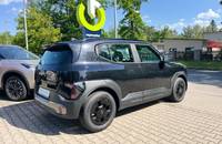 Schwarzer KIA EV2 auf dem Parkplatz des Autohauses.