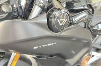 Detailaufnahme der Frontverkleidung eines Motorrads mit dem VMOTO-Logo.