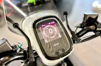 Nahaufnahme des digitalen Displays eines E-Scooters mit Geschwindigkeitsanzeige und Akkustand.