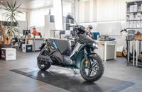 Seitenansicht des dunklen Elektrorollers RAY 7.7 in einem Showroom.