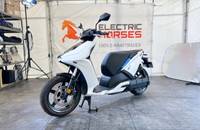 Seitenansicht eines weißen Elektrorrollers (RAY 7.7) in einem Showroom.