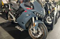 Außenansicht eines blauen ZERO E-Scooters in einem Showroom.