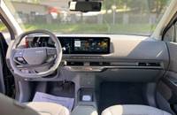 Cockpit-Ansicht des KIA EV2 mit Lenkrad und zentralem Display.