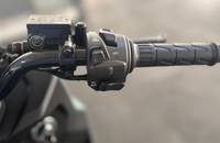 Nahaufnahme des Lenkers und der Bedienelemente eines Motorrollers.