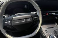 Nahaufnahme des Lenkrads und der Bedienelemente des KIA Sportage Innenraums.