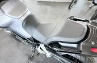 Nahaufnahme des silbernen Hecks eines E-Motorrads, die Sitzbank und den hinteren Kotflügel zeigen.