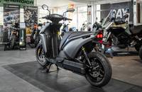 Außenansicht des grauen elektrischen Scooters RAY 7.7 in einem Showroom.