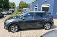 Seitenansicht des grauen KIA E-Niro Electric vor einem Autohaus.