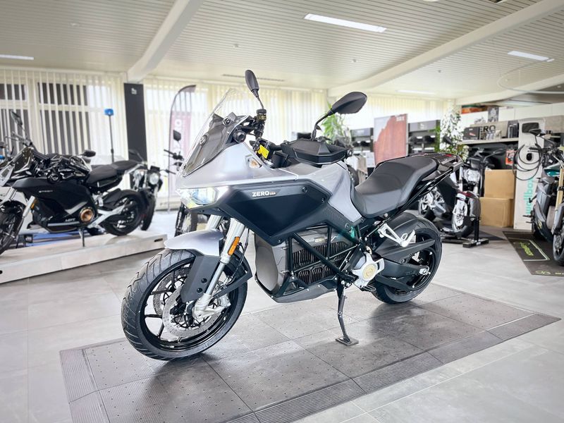 24MY FST Adventure DSR EU ZF 15.6+