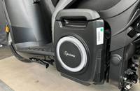 Nahaufnahme des hinteren Bereichs eines Elektrorollers, der den herausnehmbaren Akku und die Verkleidung zeigt.