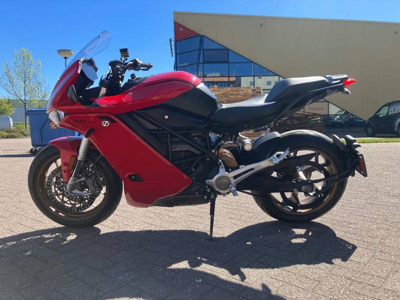 24MY FST STREET SR/S EU ZF17.3 RED