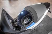 Offener Kofferraum und die Rückbank des RAY 7.7 Elektrofahrzeugs.