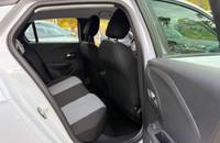 Offene Fahrertür eines weißen Opel Corsa, Blick auf die Sitze und das Cockpit.