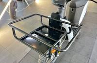 Aufsicht auf das Heck eines E-Bikes mit einem großen, schwarzen Gepäckträger, der am Rahmen montiert ist.