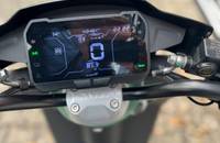 Digitales Display eines Piaggio-Scooters mit Anzeige von Geschwindigkeit, Reichweite und Akku.