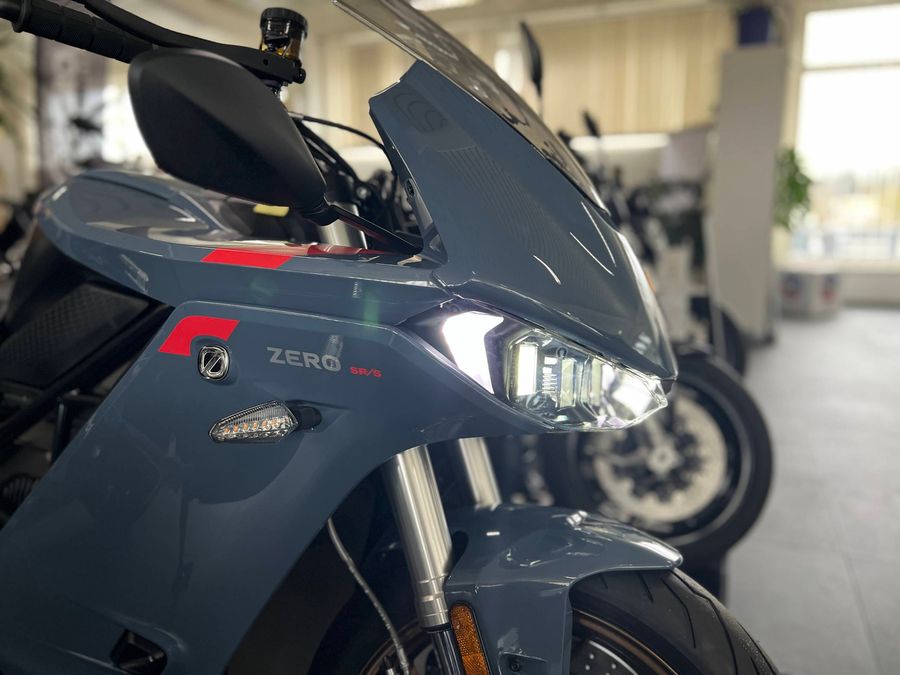 Die Frontansicht des ZERO Motorrads mit Scheinwerfer und Verkleidung.