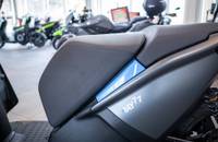 Nahaufnahme des grauen Sitzes und des Heckbereichs des E-Scooters RAY 7.7.