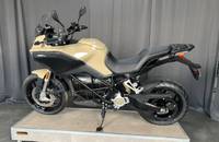 Seitenansicht des elektrischen Motorrads ZERO in Beige und Schwarz.