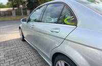 Seitenansicht eines silbernen Mercedes-Benz C-Klasse.