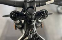Nahaufnahme der Bremsgriffe und Bedienelemente am Lenker eines E-Bikes.