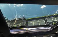 Blick durch die Windschutzscheibe auf das Autohaus.