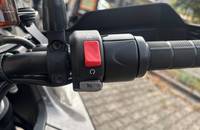 Nahaufnahme der Bedienelemente und des Lenkers eines Motorrads.
