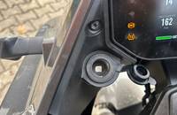 Digitales Cockpit und Bedienelemente eines Elektrofahrzeugs.