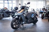 Mehrere E-Motorräder stehen in einem hellen Showroom.