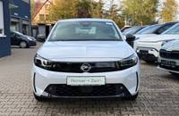 Frontansicht eines weißen Opel Corsa vor dem Autohaus Richter & Zech.