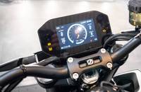 Nahaufnahme des digitalen Displays und der Bedienelemente eines E-Scooters.