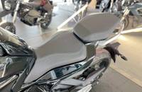 Heckansicht eines schwarzen Motorrads mit Fokus auf dem Sitz.