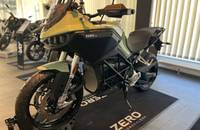 Elektroroller ZERO in Sage-Farbe, präsentiert in einem Showroom.