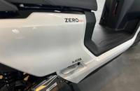 Elektroroller in Weiß und Schwarz in einem Showroom.