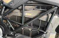 Nahaufnahme des Motors und des Kühlerbereichs mit dem Energieetikett.