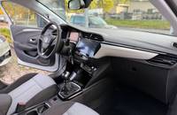 Cockpit-Ansicht des Opel Corsa mit Lenkrad und zentralem Display.