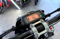 Nahaufnahme des digitalen Tachos und der Lenker eines elektrischen Scooters.