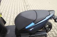Heckansicht des RAY 7.7 E-Scooters mit grauem Sitz und blauer Akkuabdeckung.
