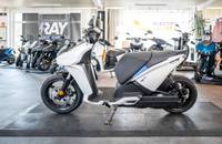 Seitenansicht des weißen RAY 7.7 Elektrorollers in einem Showroom.