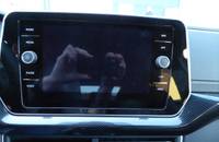 Das zentrale Touchscreen-Display und die Bedienelemente des Armaturenbretts eines VW T-Cross.