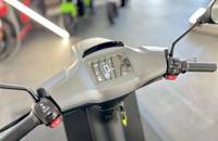 Nahaufnahme des Lenkers und des digitalen Displays eines Elektrofahrzeugs, das die Geschwindigkeit und den Akkustand anz