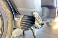 Nahaufnahme des Hinterrads und des Motorbereichs eines E-Bikes. Man sieht die Reifenflanke und das gerippte Gehäuse.