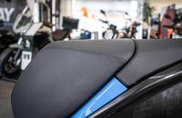 Nahaufnahme des schwarzen, strukturierten Materials mit blauem Akzentstreifen.